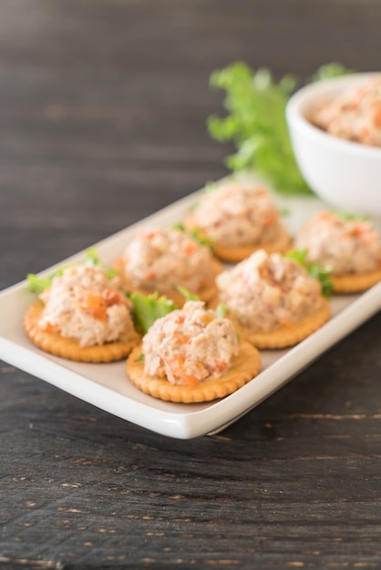 Photo tuna spread with cracker