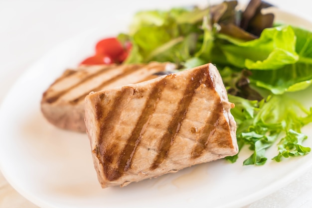 tuna steak with salad