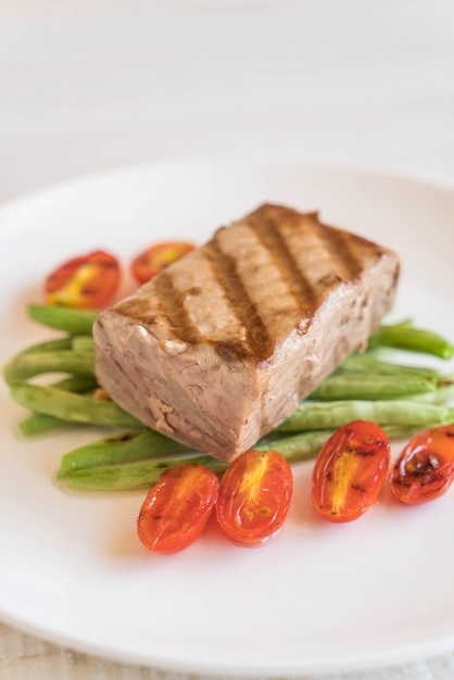 tuna steak with salad