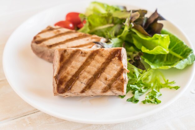 Photo tuna steak with salad