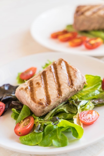 tuna steak with salad