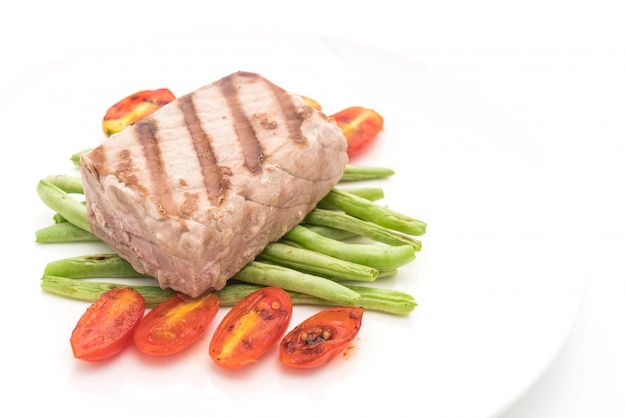 tuna steak with salad