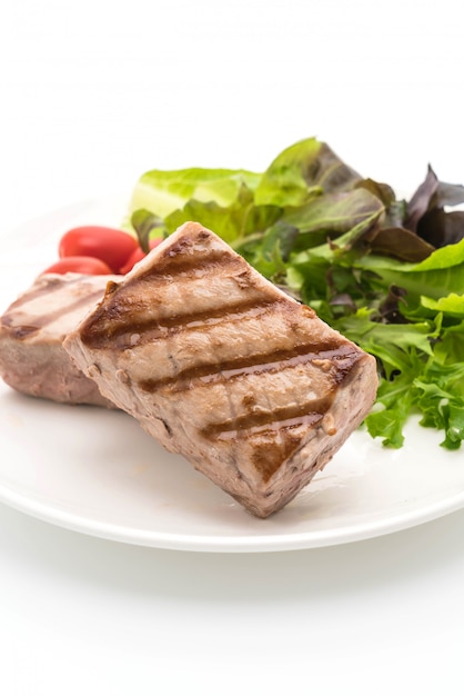 tuna steak with salad