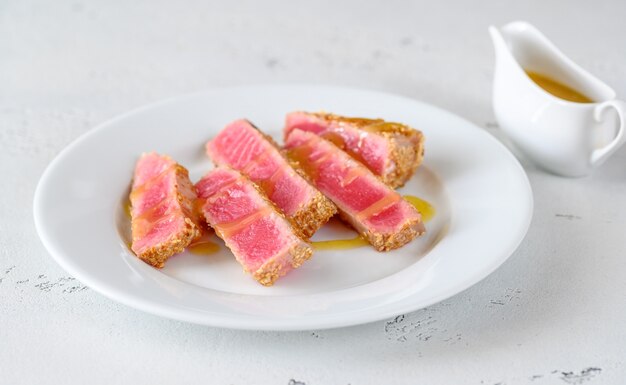 Tuna steak with sesame seeds