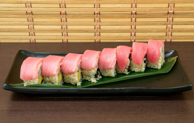 ролл из тунца с суши - японская еда
