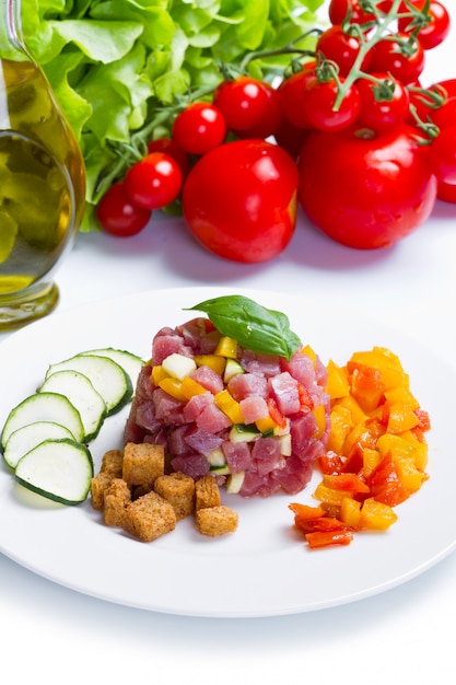 Tuna tartar with fresh zucchini and pepper