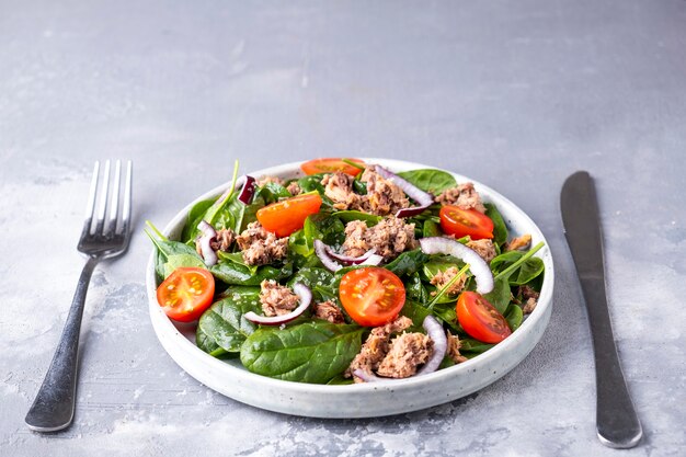 Tuna, tomatoes, red onion and spinach salad