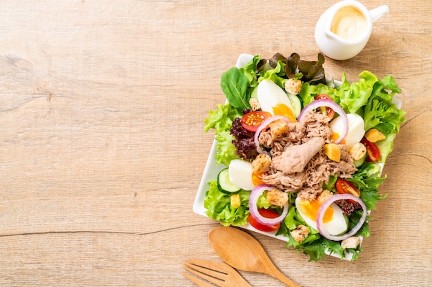 Tonno con insalata di verdure e uova