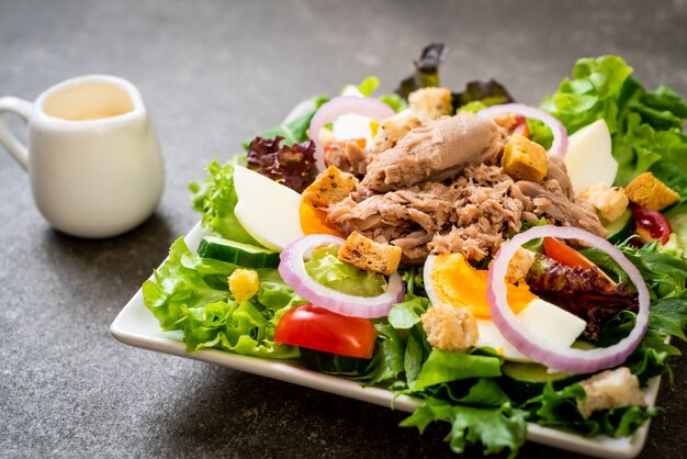 Tuna with vegetable salad and eggs