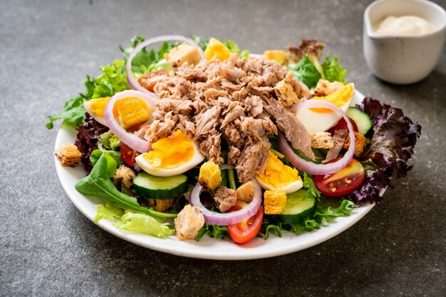 Tuna with vegetable salad and eggs
