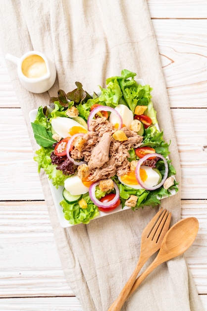 Tuna with vegetable salad and eggs