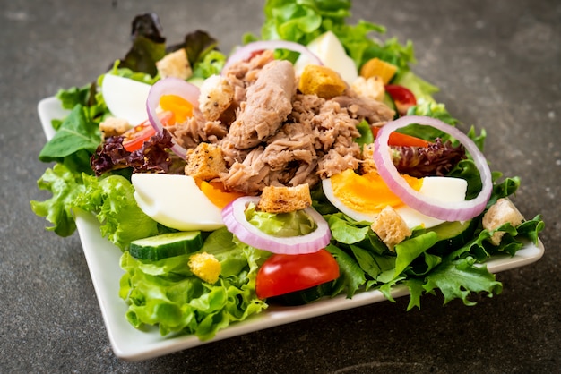 tuna with vegetable salad and eggs
