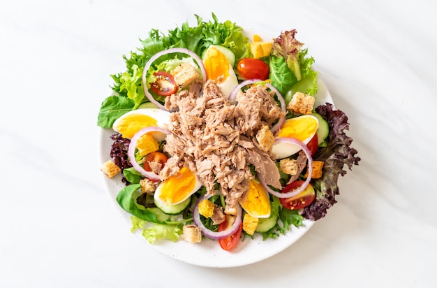 Tuna with vegetable salad and eggs