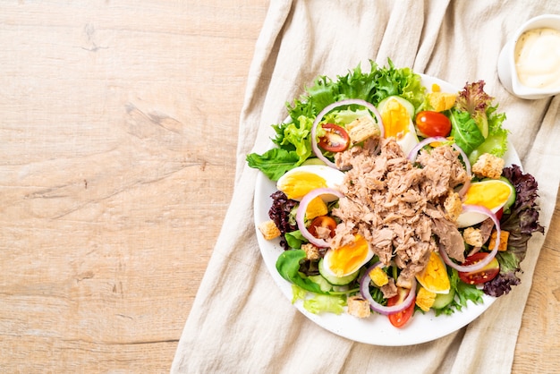 Tonno con insalata di verdure e uova