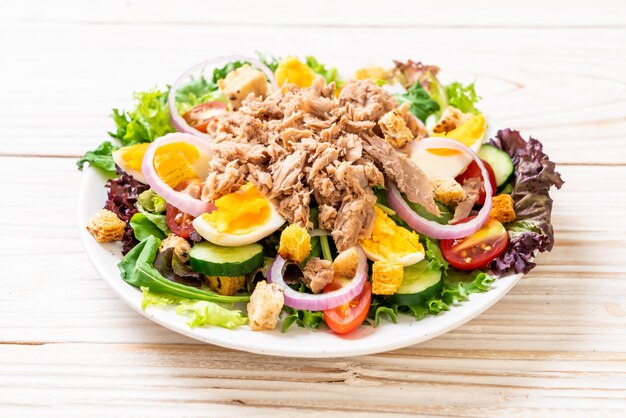 Tuna with vegetable salad and eggs