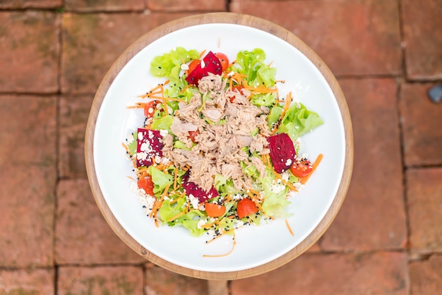 Foto tonno con insalata di verdure, salsa di sesamo e piccante