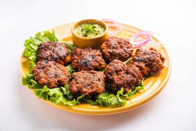 バッファロー、チキン、またはミートガロウティケバブとしても知られるタンデケバブは、インドで人気のあるひき肉から作られた柔らかい料理です