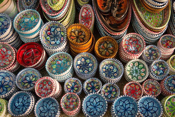 Photo 尼斯陶餐具,多色塗料,出售在市場上