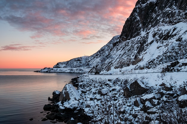 Strada tunnale sul mare artico alle isole lofoten