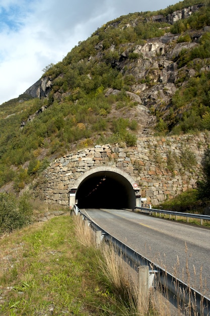 Tunnel bij de Noorse bergen