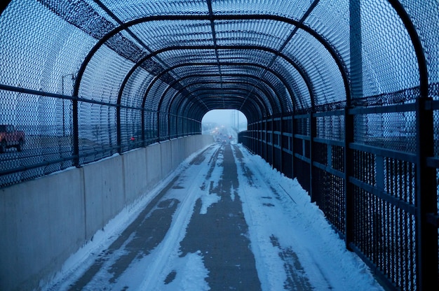 Foto tunnel die naar tunnel leidt