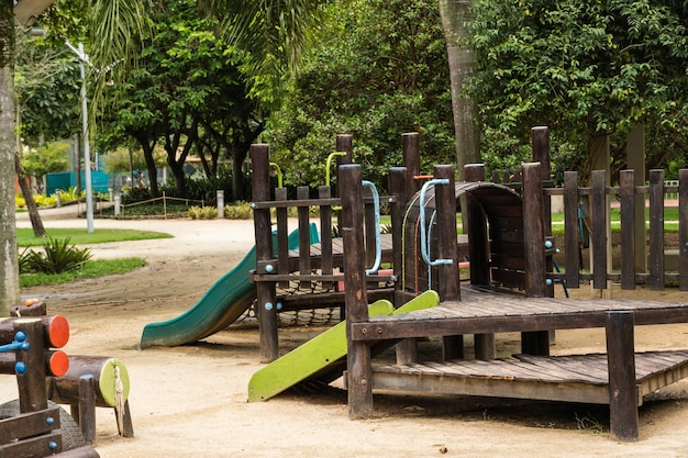 Foto tunnel en glijbaan rustieke en kleurrijke speeltuin voor kinderen in het park kinderhoek recreatiegebied