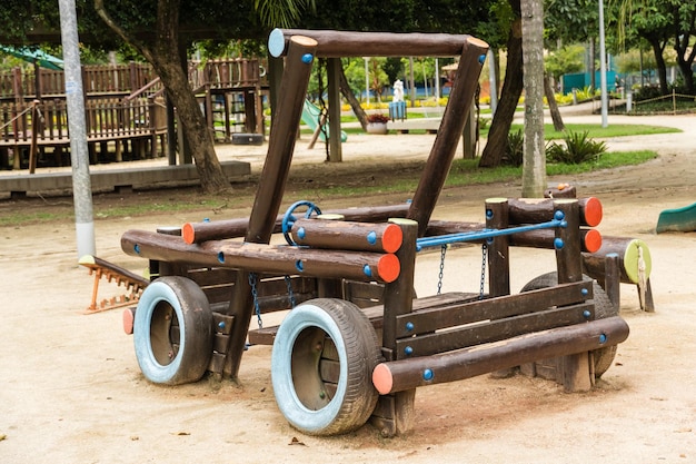 Foto tunnel en glijbaan rustieke en kleurrijke speeltuin voor kinderen in het park kinderhoek recreatiegebied