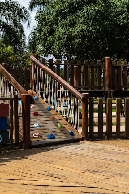 Tunnel en slider rustieke en kleurrijke speeltuin voor kinderen in het park kinderhoek Recreatiegebied