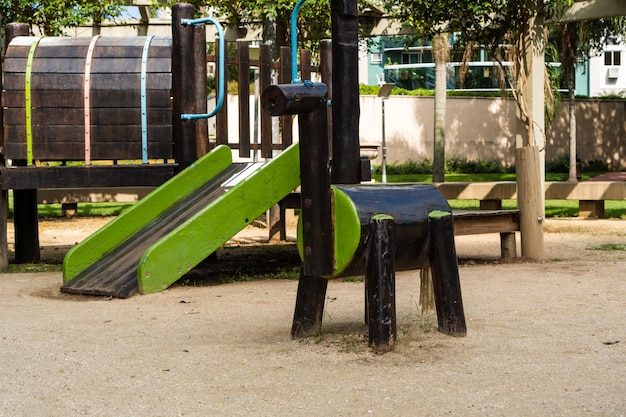 Tunnel en slider rustieke en kleurrijke speeltuin voor kinderen in het park kinderhoek Recreatiegebied