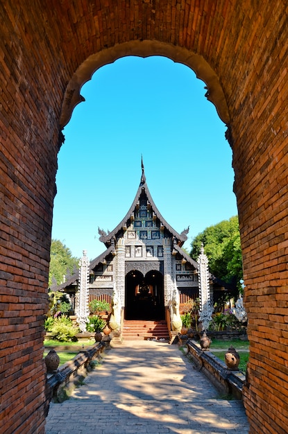 Foto tunnel di fronte al tempio del buddismo, chiangmai