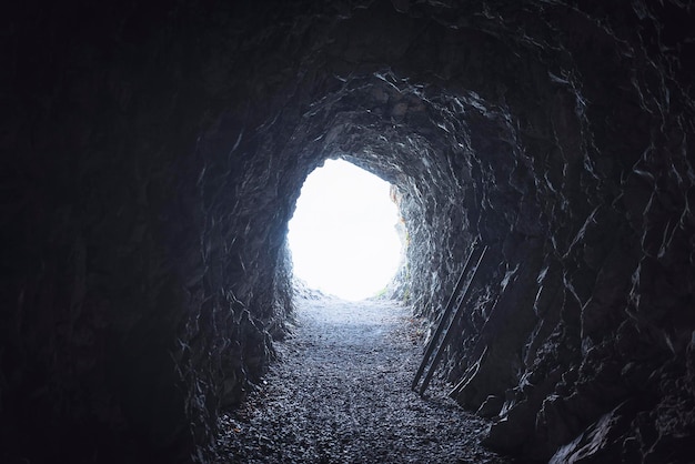 Tunnel in de bergen van de Zwitserse Alpen Zonlicht aan het einde van de tunnel