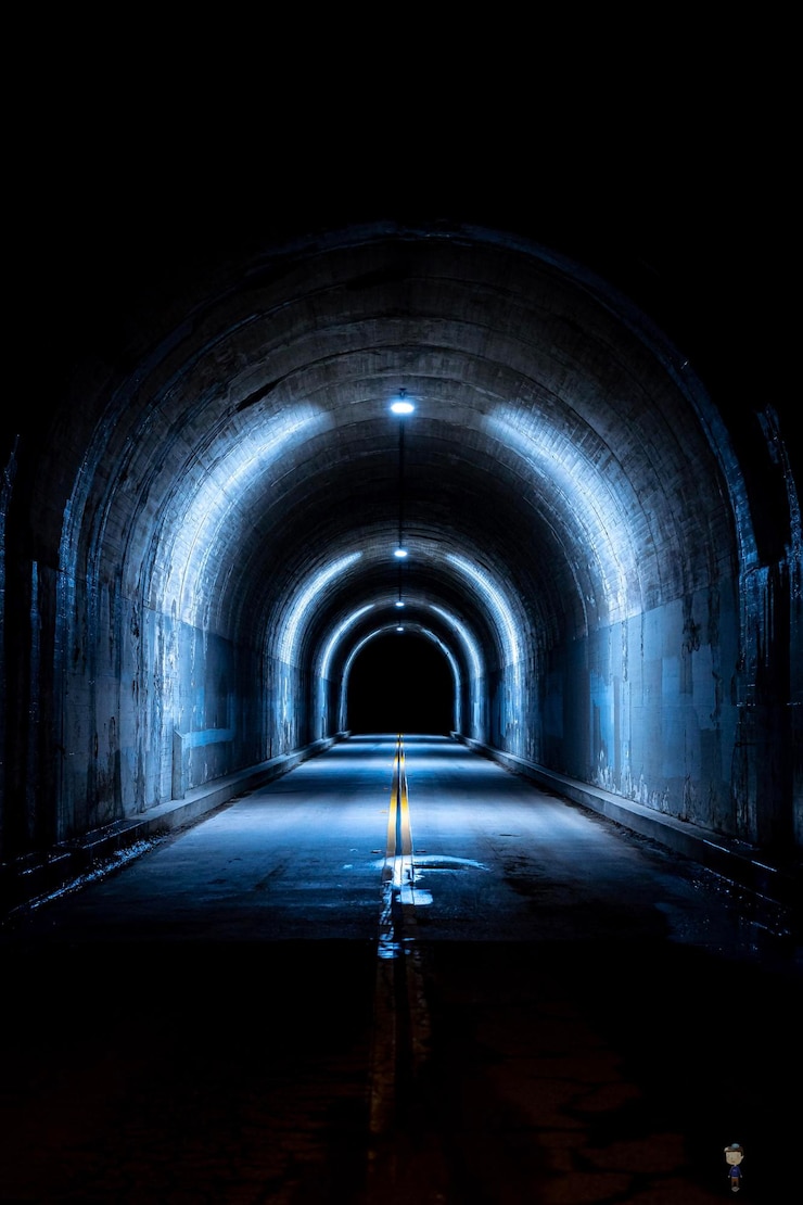 Foto tunnel naar het donker.