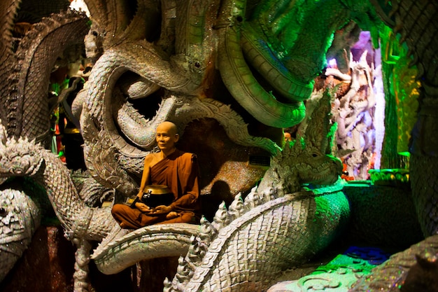 2022년 9월 6일 태국 나콘나욕(nakhon Nayok Thailand)의 와트 마니웡(wat Maniwong) 사원에서 태국 사람들을 위한 터널 나카 동굴(tunnel Naka Cave)이 방문하고 신성한 예배를 축복하는 기도를 드리는 신비로운 고대 나가 동상을 존경합니다.
