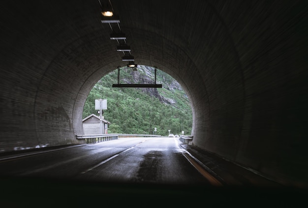 ノルウェーのトンネル 道路上の車内からの眺め