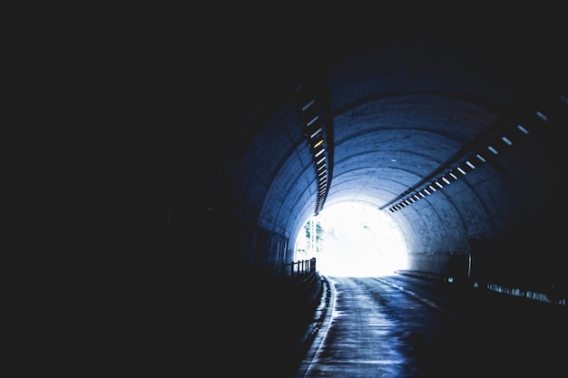 写真 道路上のトンネル