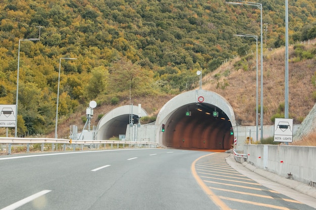 ギリシャの山々のトンネル道路