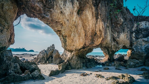 Фото Туннель каменный вид на море