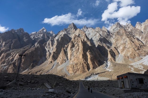 Foto picchi tupopdan vicino al villaggio di passu, nell'alto hunza, aree settentrionali del pakistan