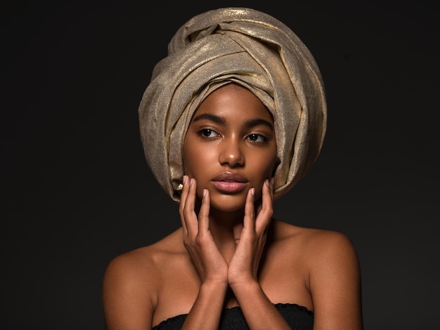 Женщина в тюрбане, африканская этническая красотка, лицо чистой здоровой кожи, крупным планом, портрет