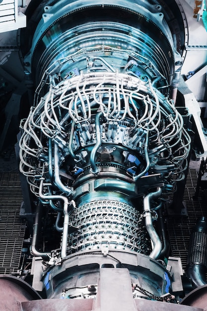 Il corpo turbina con un turbocompressore e un sistema di alimentazione del carburante alla camera di combustione della centrale elettrica. l'attrezzatura per la generazione di energia