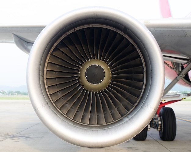 写真 空港の背景にあるエンジン飛行機のタービン