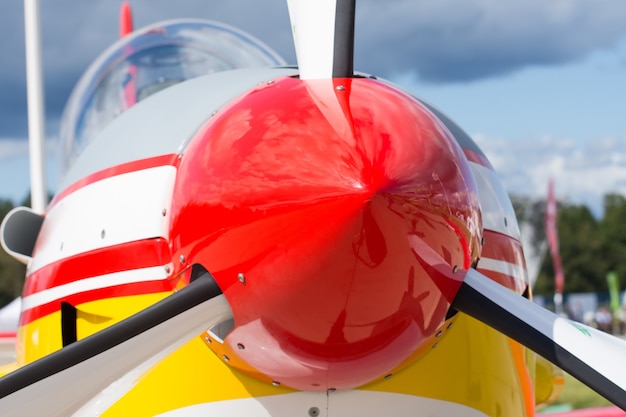 Vite rossa del motore a turbogetto di un primo piano di un aereo a motore leggero.