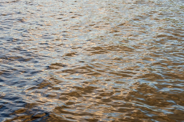 La superficie turbolenta dell'acqua sul lago come sfondo