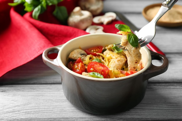 식탁에 맛있는 칠면조 테트라찌니가 있는 튜린