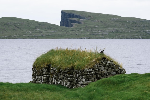 Фото Дом с газоновой крышей возле озера сорвагсватн или лейтисватн на фарерских островах