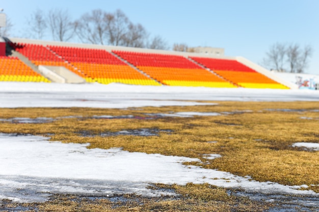 Turf voetbalveld vallende sneeuw