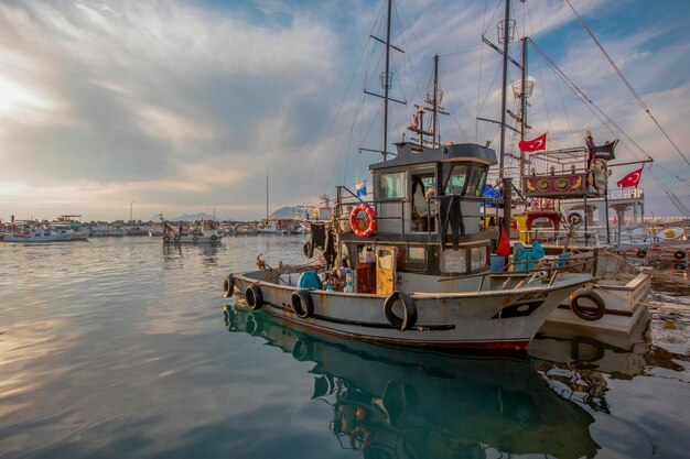 Turgutreis - Bodrum- Muğla-Turkey - 15 november 2021: Turgutreiste, een van de meest populaire toeristische plaatsen van de Egeïsche regio, is de haven met vissersboten.