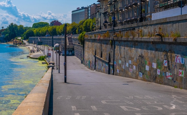 Turijn itali 23 augustus 2021 een deel van de muur van murazzi langs de rivier de po