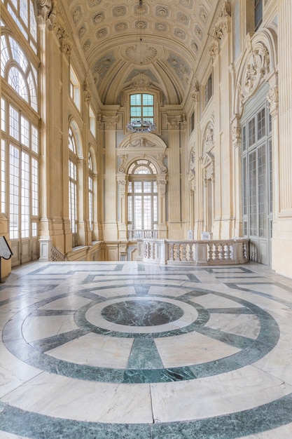 TURIJN, ITALI - CIRCA JUNI 2021: De mooiste barokke zaal van Europa in Madama Palace (Palazzo Madama). Interieur met luxe marmer, ramen en gangen.