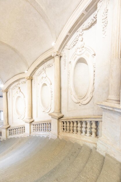 Turijn Italië Circa januari 2022 luxe marmeren trap antieke architectuur interieur